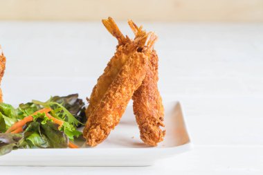  ahşap üzerine meyilli kızarmış karides