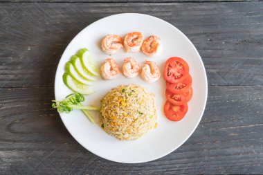 Kızarmış pirinç ve karides.