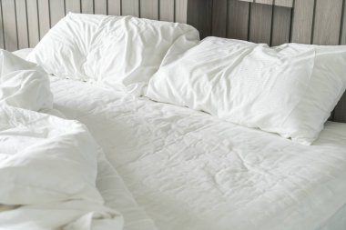 Beyaz dağınık yastık dekorasyonu yatak ile buruşuk yatak 