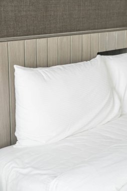 Beyaz yastık yatak yatak dekorasyon 