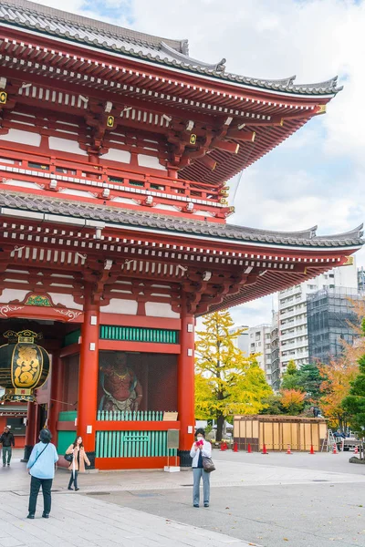 美丽的建筑，在周围浅草区的浅草寺 — 图库照片