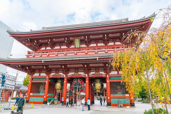 Tokyo-Nov 16: Drukke mensen op boeddhistische tempel Sensoji op Novem — Stockfoto