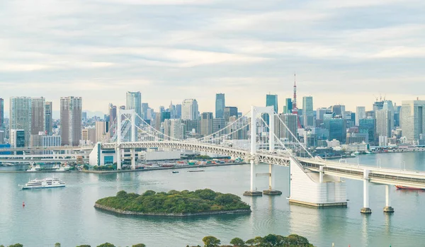 De skyline van Tokyo met Tokyo tower en rainbow bridge. — Stockfoto