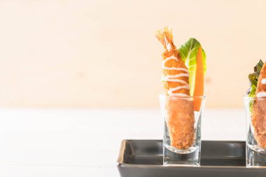  ahşap üzerine meyilli kızarmış karides