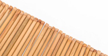 Bambu çubuk üzerinde beyaz