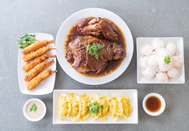 Demlenmiş Domuz eti bacak et suyu çorbası, haşlanmış karides köfte dim sum 