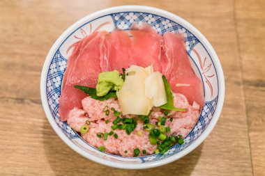 Japon pirinç üzerine taze orkinos 