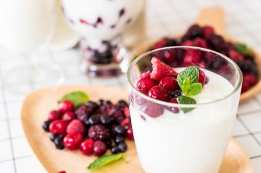 karışık meyveli Yoğurtlu