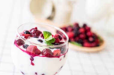 karışık meyveli Yoğurtlu