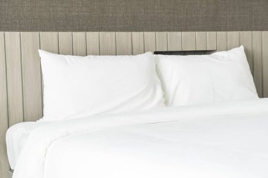 Beyaz yastık yatak yatak dekorasyon 