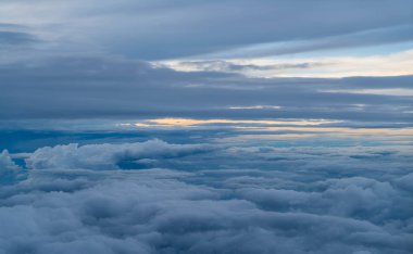 gökyüzüne bulutların üstünde