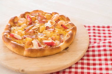 Ev yapımı hawaiian deniz ürünleri pizza