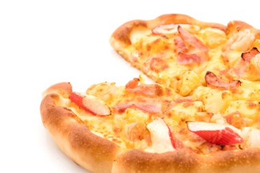 Beyaz arka plan üzerinde izole hawaiian deniz ürünleri pizza 