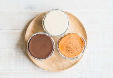 çikolata, vanilya süt ve süt çay yumuşak kek 