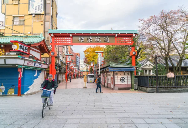东京，日本-2016 年 11 月 16 日： 游客步行仲见世街 — 图库照片