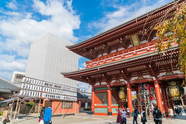 TOKIO-NOV 16: Multitud de personas en el templo budista Sensoji en Novem — Foto de Stock