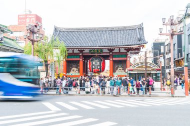 Tokyo, Japonya - 15 Kasım 2016: kalabalık insanlar için Buddh başlık