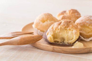 kremalı pasta plaka üzerinde