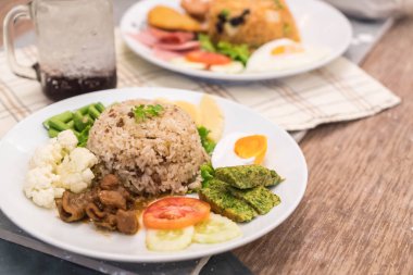 kızarmış pilav karidesli sosu yapıştırın 