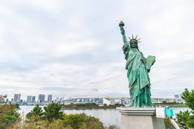 Gökkuşağı Köprüsü Tokyo karşı bitişik Özgürlük Anıtı.