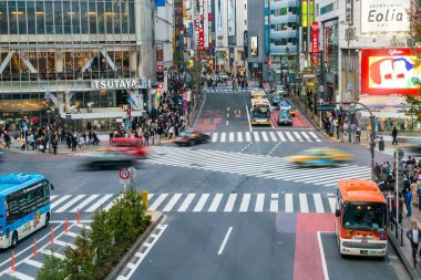 Tokyo, Japonya, 17 Kasım 2016: Shibuya Crossing, şehir sokak ile