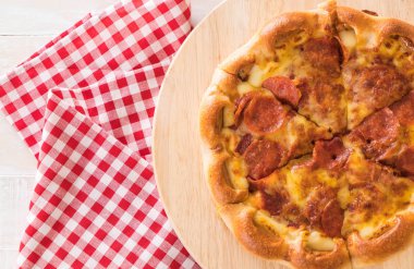 Ev yapımı biberli Pizza ahşap plaka üzerinde