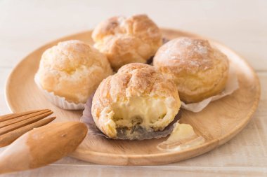 kremalı pasta plaka üzerinde