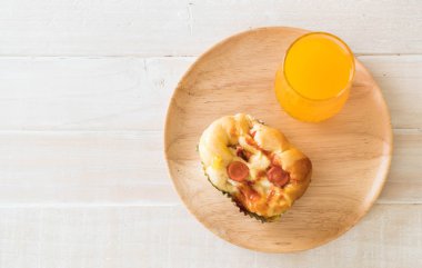 sosis mayonez ekmek ile portakal suyu