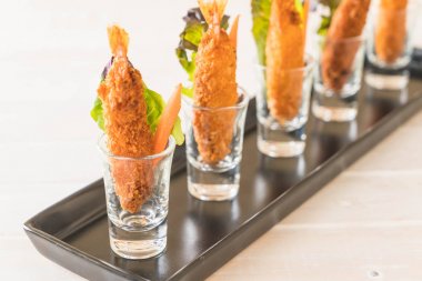  ahşap üzerine meyilli kızarmış karides