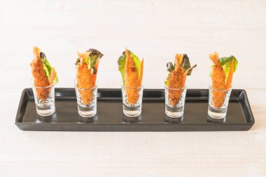  ahşap üzerine meyilli kızarmış karides