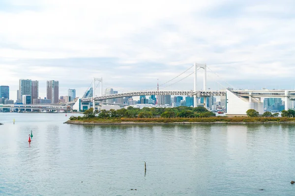 Tokyos skyline med Tokyo tower och rainbow bridge. — Stockfoto