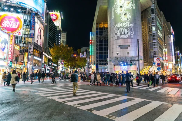 Tokio, Japón, 17 de noviembre de 2016: Shibuya Crossing Of City street con — Foto de Stock