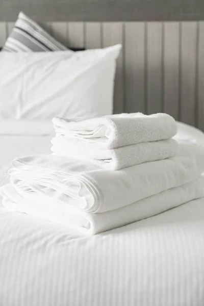 Toalla blanca en la decoración de la cama en el interior del dormitorio — Foto de Stock