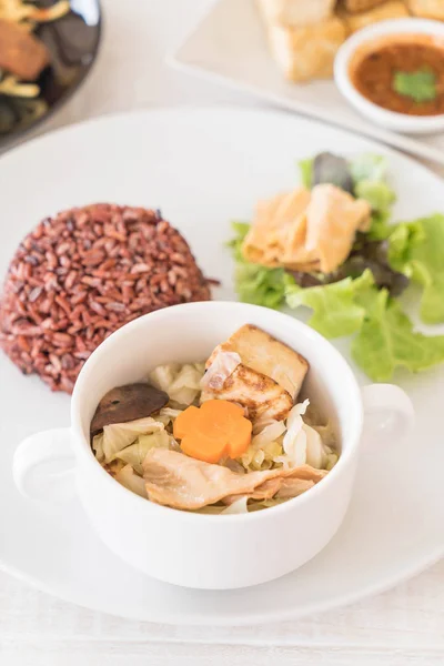 Sopa de col rellena con arroz con bayas y tofu —  Fotos de Stock