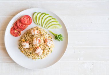 Kızarmış pirinç ve karides.