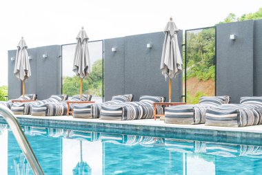 Güzel lüks şemsiye ve sandalye etrafında Açık Yüzme Havuzu