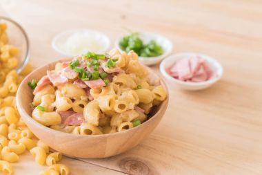 makarna peynir ve jambon