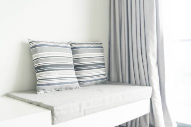 Oturma odasında kanepe dekorasyon güzel yastık 