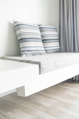 Oturma odasında kanepe dekorasyon güzel yastık 