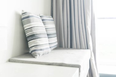 Oturma odasında kanepe dekorasyon güzel yastık 