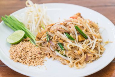 Karides veya karides Keçe Tay ile tavada kızartılmış erişte 