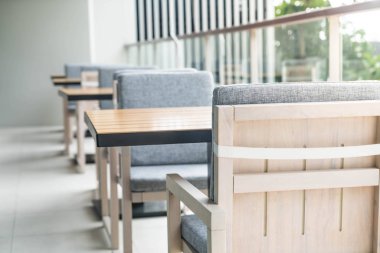 Boş kaldırım kafe sandalye ile 