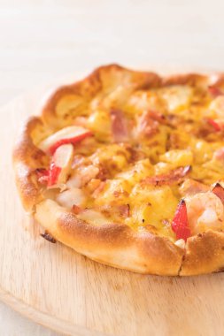 Ev yapımı hawaiian deniz ürünleri pizza