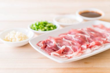 taze domuz dilimlenmiş 