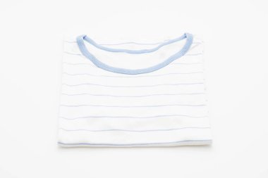 gömlek. beyaz üzerine katlanmış t-shirt 