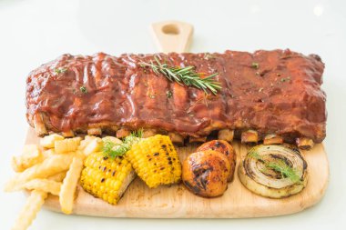 Izgara kaburga domuz Barbekü sosu ve sebze ve benli Cum ile