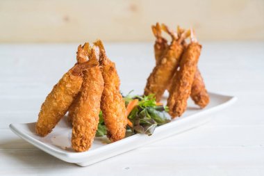  ahşap üzerine meyilli kızarmış karides