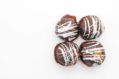 Beyaz süslü çikolata topu