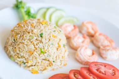 Kızarmış pirinç ve karides.