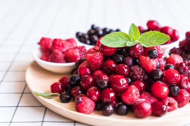 dondurulmuş karışık berry